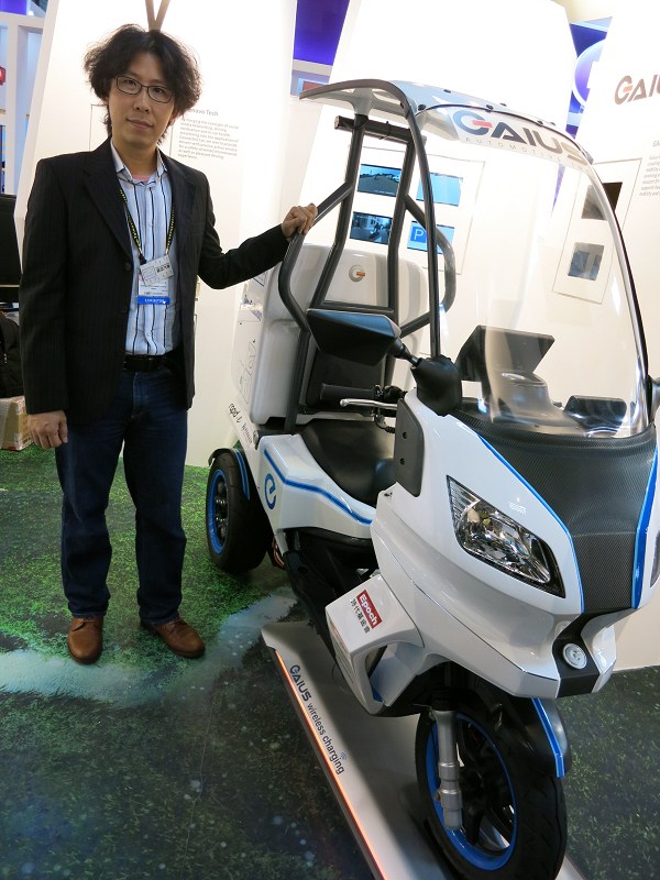蓋亞汽車設計總監謝孟峰表示蓋亞的電動機車可載貨，底座是無線充電板。