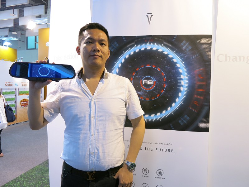 諦諾科技Founder創辦人劉晉良表示，諦諾科技的後視鏡智慧車載整合系統 ADENOVO結合社群、偵測駕駛性能、健康狀態提醒等功能。