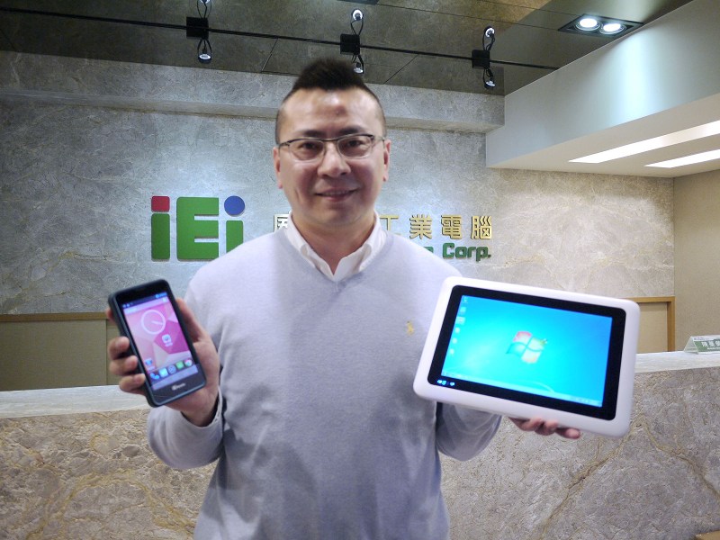 威強電行銷業務處產品經理部處長余柏宏表示，與其他工業電腦廠商不同的是，威強電行動裝置應用端，與該集團的威聯通(QNAP)合作，提供軟硬兼具的整體解決方案。(攝影／SmartAuto)