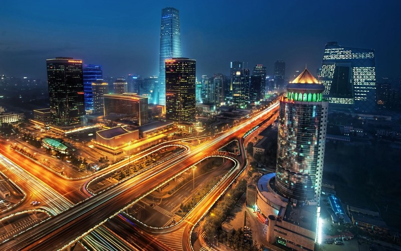 道路上的智慧交通設計，過去的系統多為自動化與通訊技術結合，近期的技術是導入各式感測技術與海量資訊，並與自動化、資通訊技術結合。(Source:TRW)