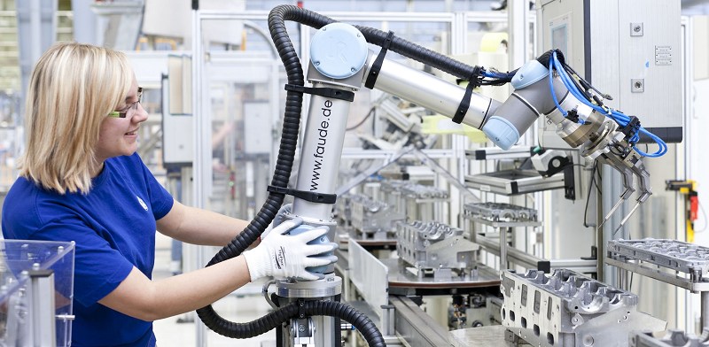 設置於產線中的機械手臂，與作業人員共工的機率相當高。（Source: Universal Robots）