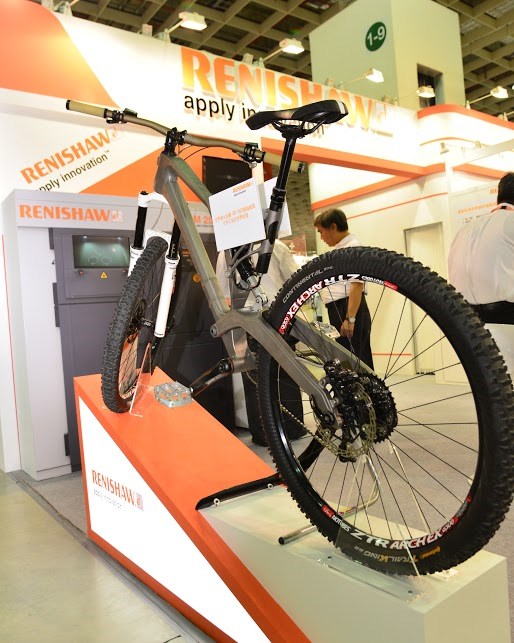 Renishaw與Empire Cycles展示合作成果，以積層製造出世界首件單車鈦合金骨架，符合登山越野型車種對輕量及耐衝擊、碰撞要求。(攝影：陳念舜)