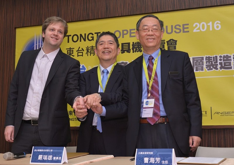 東台集團董事長嚴瑞雄(中)與工研院南分院雷射與積層製造科技中心曹芳海(右)、全球3D列印軟體廠商比利時Materialise(左)三方共同簽署金屬積層製造軟體共同開發合作備忘錄。(攝影：陳念舜)