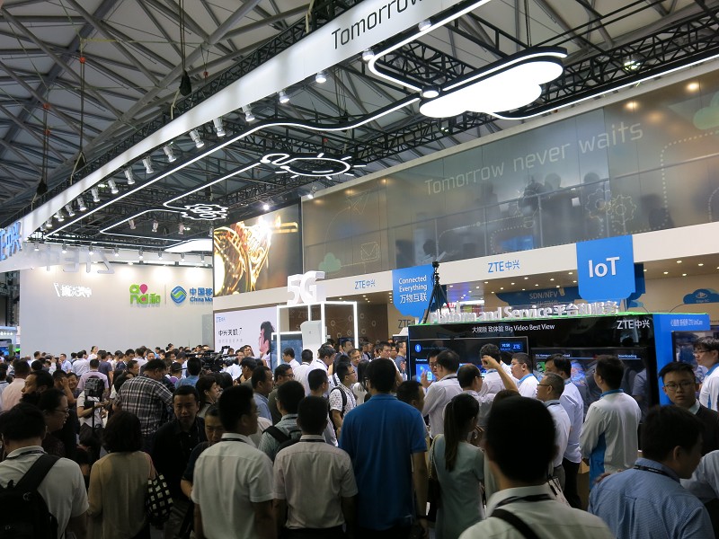 MWC Asia 2016僅是第一天開幕，各大廠商的攤位便已經人滿為患。(攝影：姚嘉洋)