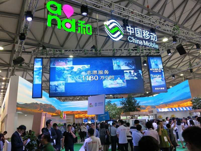 相較於COMPUTEX，MWC Asia 2016的中國一線參展廠商在解決方案的展示上，大量使用大尺寸顯示螢幕，增加展示效果與互動性。(攝影：姚嘉洋)