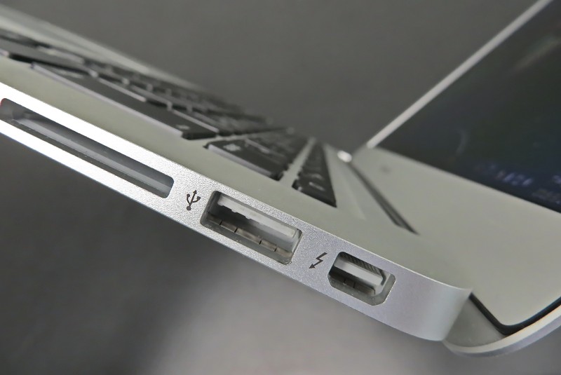 Type-C若要取代現有iPhone、iPad所用的Lightning接頭恐怕也有困難。(Source：Wikipedia)