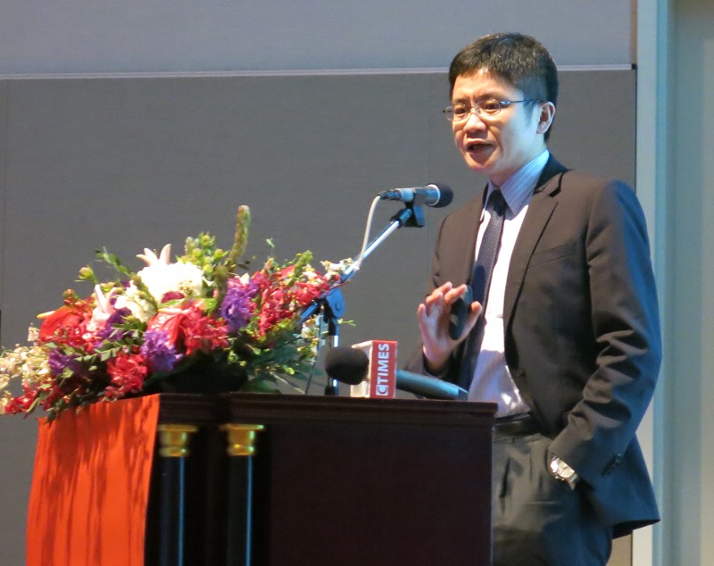 德州儀器台灣地區總經理李原榮強調三個基礎核心架構與策略三角，來因應後摩爾時代的改變。