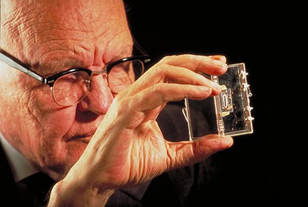 Jack Kilby於1958年向全世界展示了第一顆能夠正常運行的積體電路（Source：Texas Instruments）