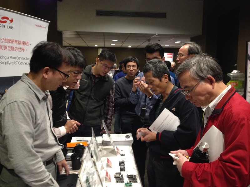工業物聯網技術與應用趨勢研討會互動熱絡，現場的實品展示，吸引了語彙者的高度關注。(攝影／廖家宜)
