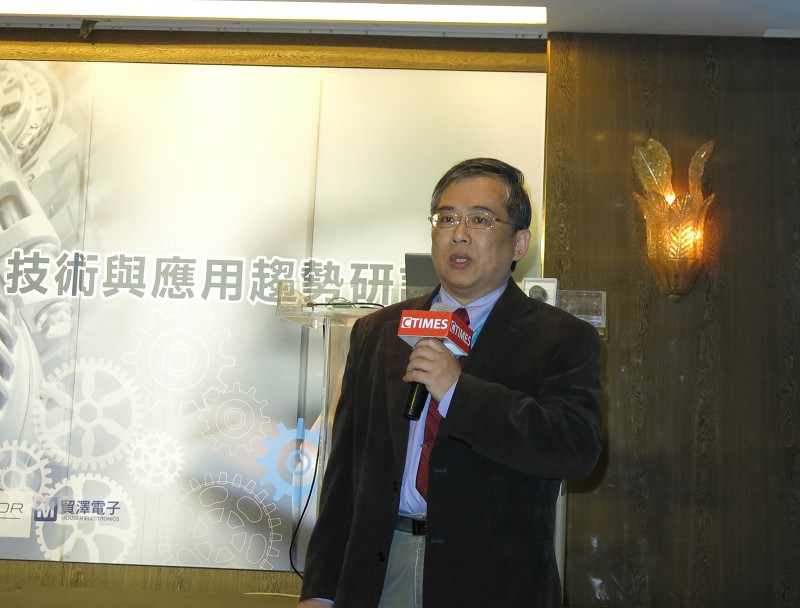 工研院南分院程瑞曦博士為聽眾剖析生產力4.0的新智慧平台。