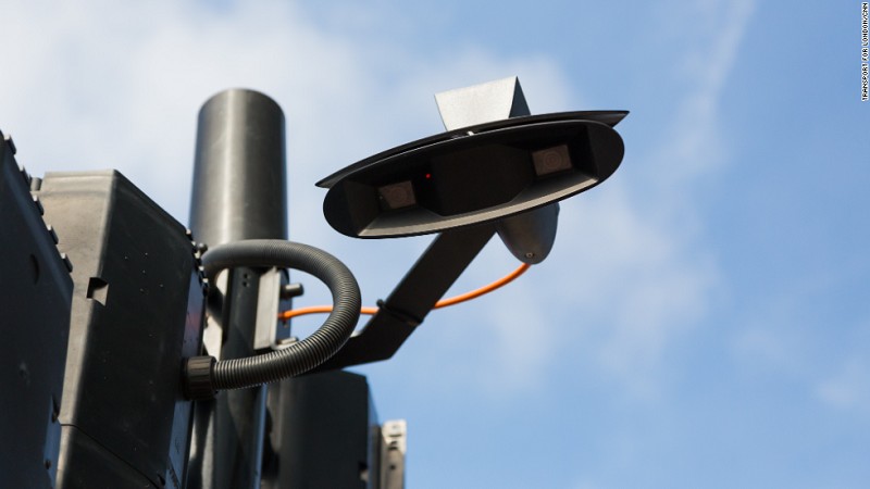 英國的智慧交通系統SCOOT透過「眼睛」可用3D方式觀察人群，用以計算等待紅綠燈時的行人數量。（Source：CNN）