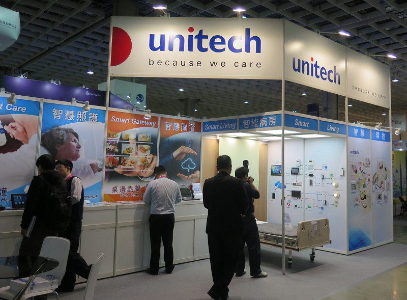 長期佈局醫療領域的精聯電子針對遠距健康照護、智能病房、智慧環控、室內即時定位系統(RTLS)等應用主題，展出旗下多項智慧整合及應用方案。(攝影/王明德)