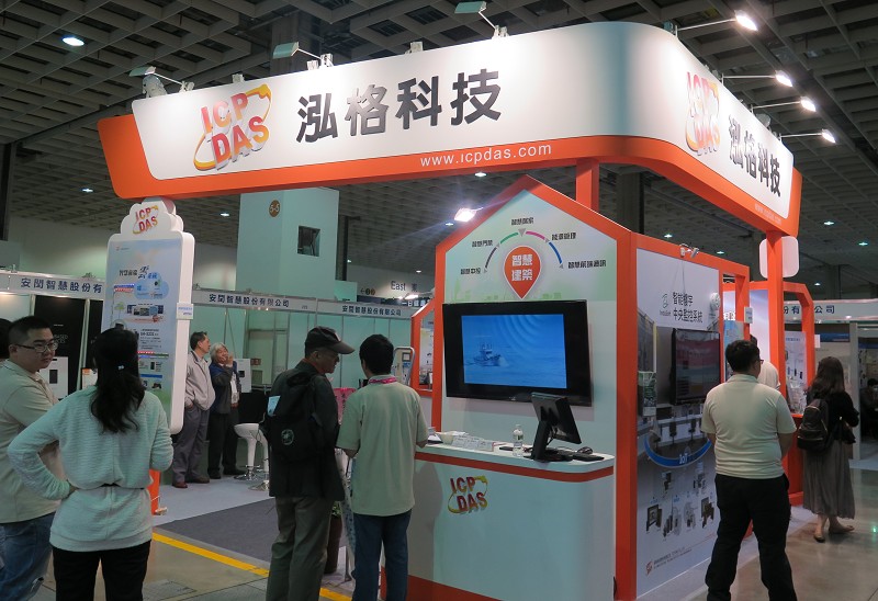 泓格科技在智慧城市展強調實務應用，將翼閘、門禁、停車管理、家電連動、環境感測等等元素佈置於展場。(攝影/王明德)