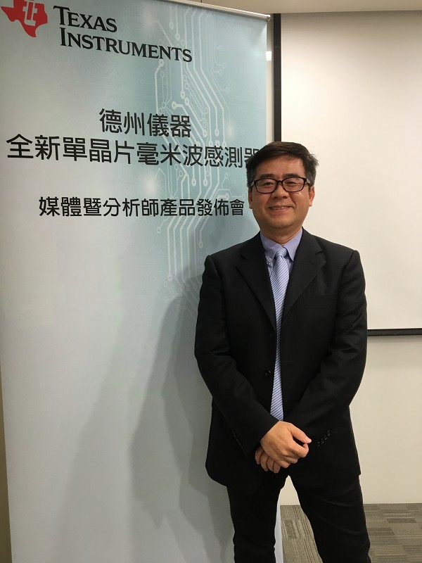德州儀器半導體行銷與應用嵌入式系統總監詹勳琪表示，若是交通號誌中搭載該公司的產品，可進一步地達到節能效果，因為測速照相機不再需要保持開機狀態，可與雷達之間達到互補。（攝影：邱倢芯）