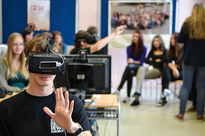 在VR開發技能的教育上，很適合透過畢業作品的VR化、個人求職履歷的VR化等學生所切身的點點滴滴中，把VR內化成為學生觀察和關懷世界的心靈元素。（Source：Aurosys Solutions）