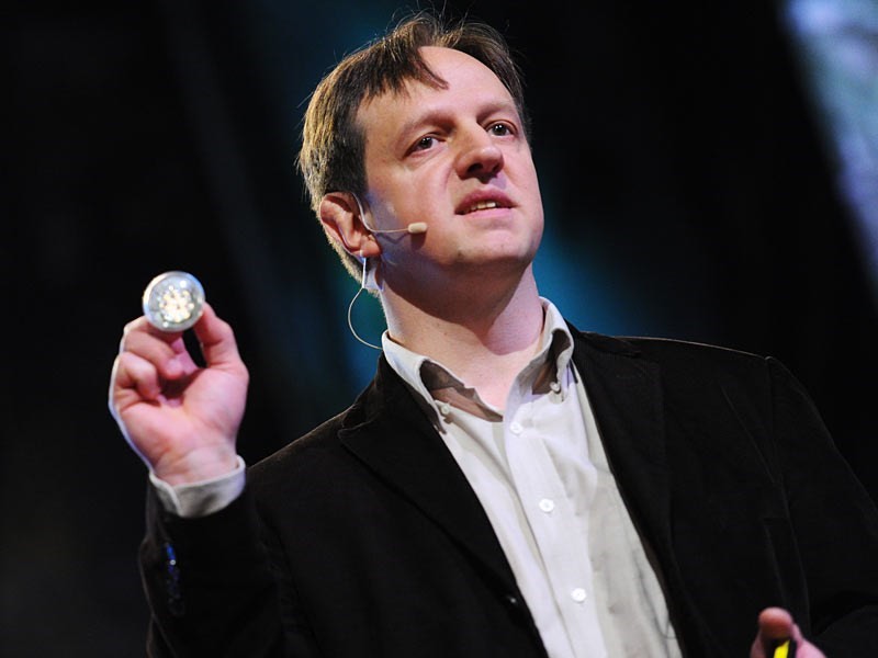 Harald Haas發表了利用LED燈泡所完成的Li-Fi。