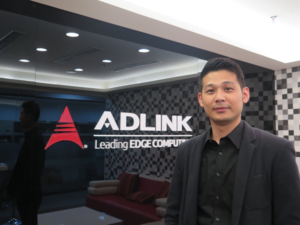 凌華科技醫療與娛樂資訊智能工業事業處市場開發經理楊家瑋指出，EtherCAT可協助製造業者降低成本、提升產能。(攝影／王明德)