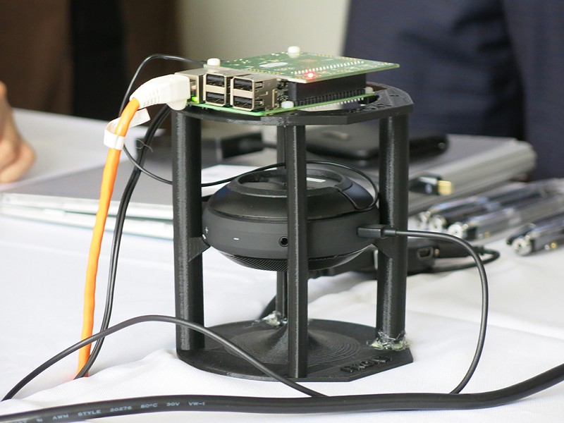AcuEdge Development Kit for Amazon AVS具有一片直接連接到Raspberry Pi處理單元和塑膠框架的開發板，以支援在目標應用中安置麥克風和揚聲器。