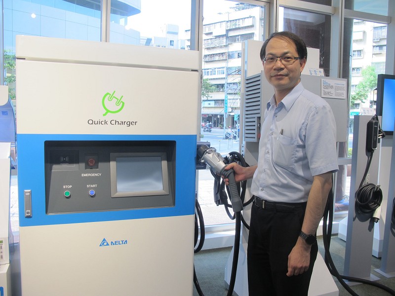 台達電能源基礎解決方案事業群總經理張育銘認為，現階段市場上的電動車續航力大多符合一般使用需求，加上充電站持續佈建與快充技術的發展，未來駕駛可不用再為充電苦惱。(攝影/廖家宜)
