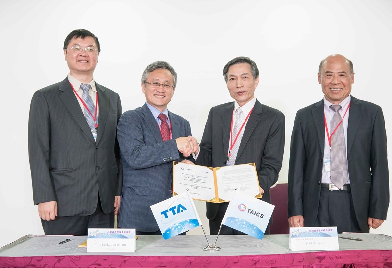 在「TAICS年度標準論壇」中，理事長曾鏘聲於論壇中與韓國電信技術協會（TTA）主席Park Jaemoon簽署合作備忘錄。