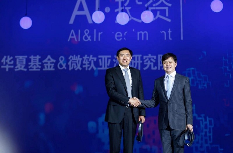 微軟亞洲研究院與華夏基金宣布就人工智慧在金融服務領域的應用展開戰略合作研究，圖為微軟全球資深副總裁、微軟亞太研發集團主席兼微軟亞洲研究院院長洪小文（右）與華夏基金總經理湯曉東（左）在發布會現場