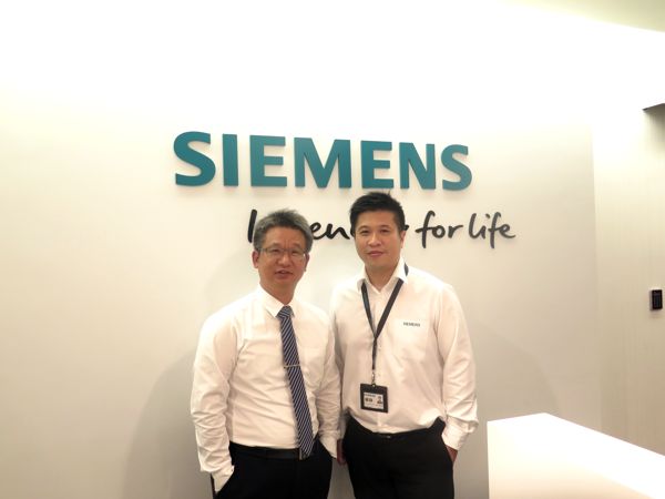 西門子樓宇科技事業部蔡忠信（左）和譚振波均表示，EMS應該依據現場操作與後端管理而有不同設計。（攝影／王明德）