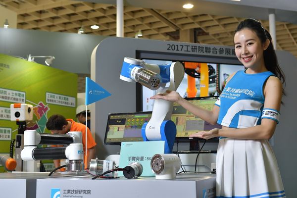 最新研發整合馬達、減速機、驅動電路的驅控整合關節模組，可大幅縮小機器手臂單元的空間。（圖片來源：工研院）
