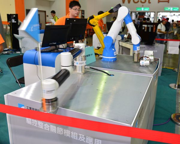 工研院6軸協作型、3-4軸SCARA兩款機器人依照不同構型展示其荷重能力及SCARA快速優勢。（攝影：陳念舜）