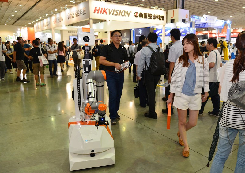 工研院技術移轉與授權榮興工業開發兩款AGV車型，後續成立專業AGV生產公司，開創自主AGV新產業；並持續合作進行棋盤格式派車系統開發，並擬以租代買的破壞式創新的行銷策略，進攻國際市場。（攝影╱陳念舜）