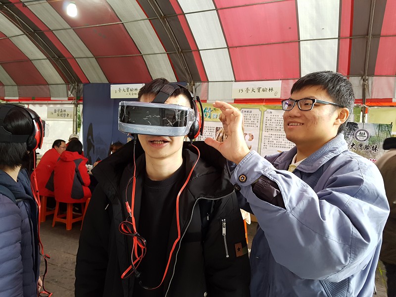 民眾試用VR觀看小農的日常工作。（攝影╱葉奕緯）