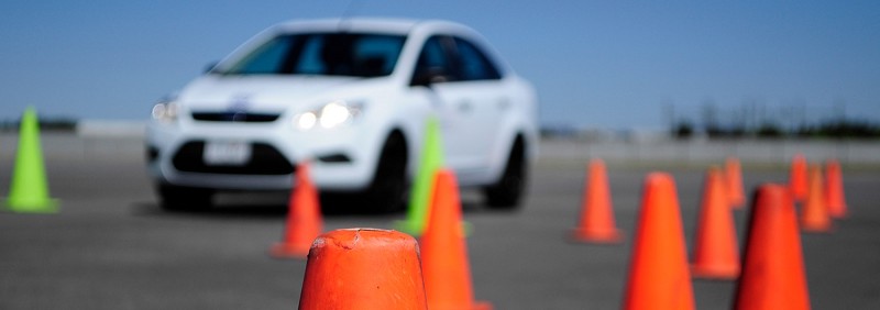 近年汽車製造商道路測試次數增加，自駕卡車與巴士以Daimler進展最快；小客車則以Audi領先。(source: AAA.com)