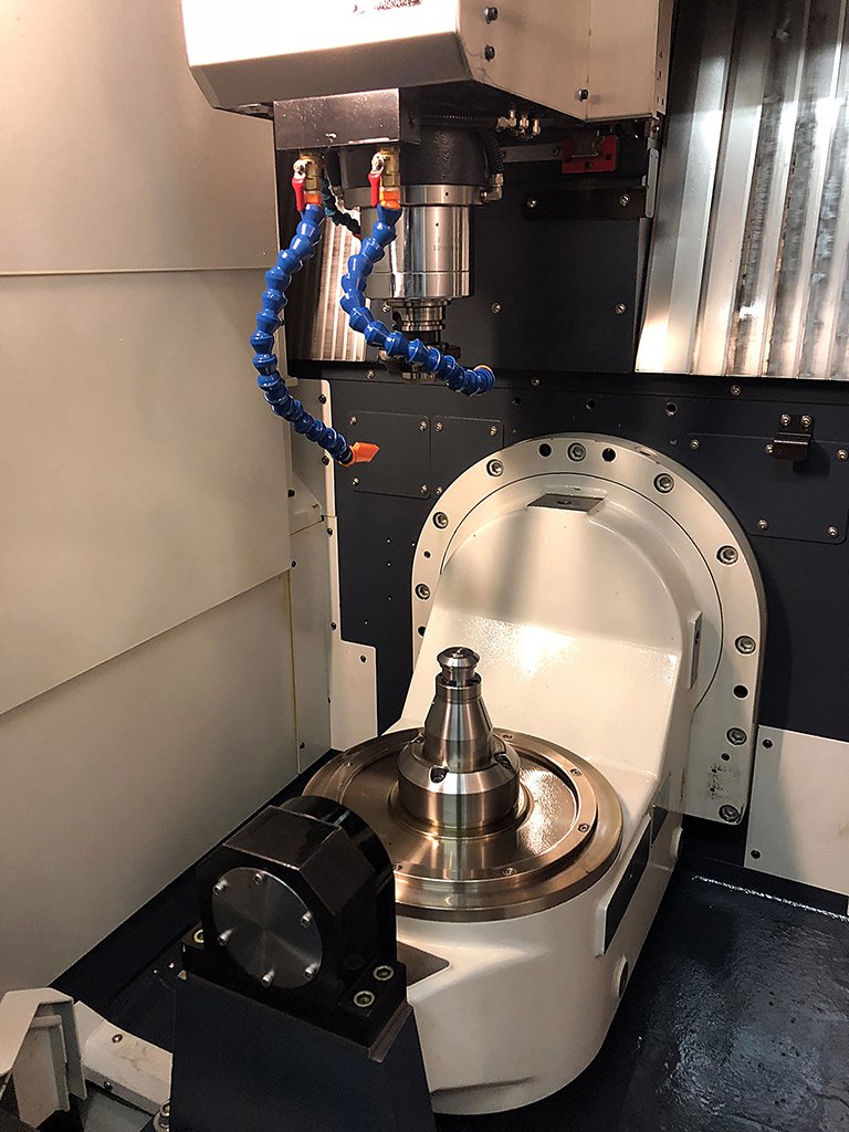 LVG-100選用HSK專用刀把與直驅四五軸，可提高齒輪精度、降低噪音。（攝影／王景新）