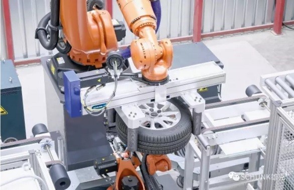 在全自動操作中，車輪機械手按隨機順序抓取各類車輪，並把它們精確地固定到粘合機器人上方。