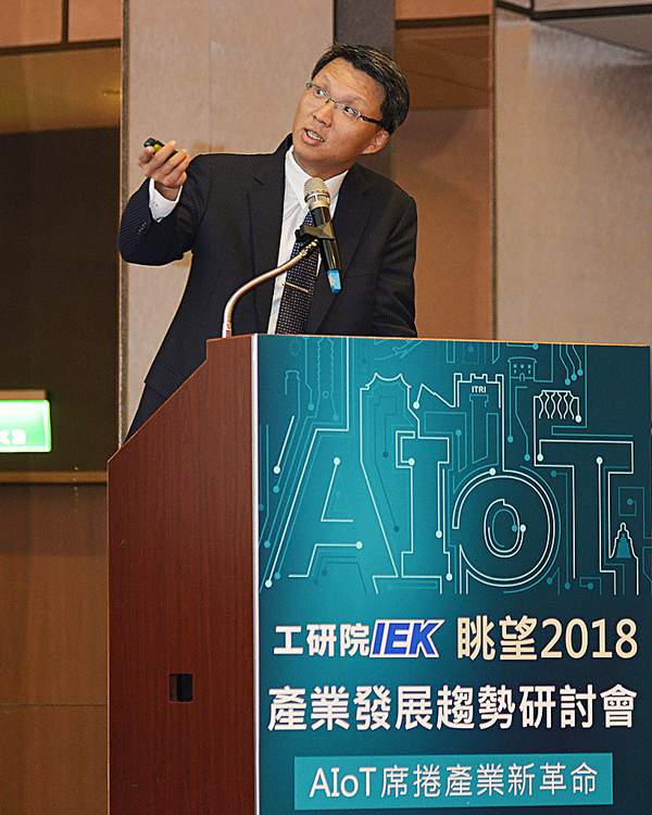 台灣IBM公司全球企業諮詢服務事業群總經理賈景光強調，IBM提出AI是擴增智慧，將工作的一部分自動化，是協助人們而不是取代，讓人們可將其餘的工作做得更好。（攝影╱陳念舜）