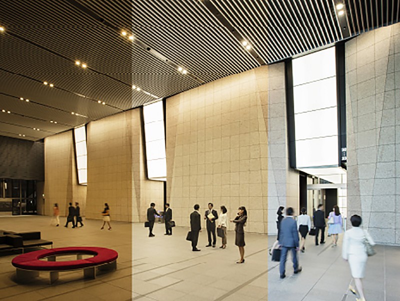 JR新宿MIRAINA大樓入口大廳，利用天花板內藏的LED投射燈和牆壁，來進行LED照明光線的調光和調色。(source：Panasonic)