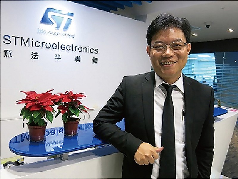 意法半導體產品行銷經理楊正廉認為雙模組將會是未來趨勢。（攝影／王明德）