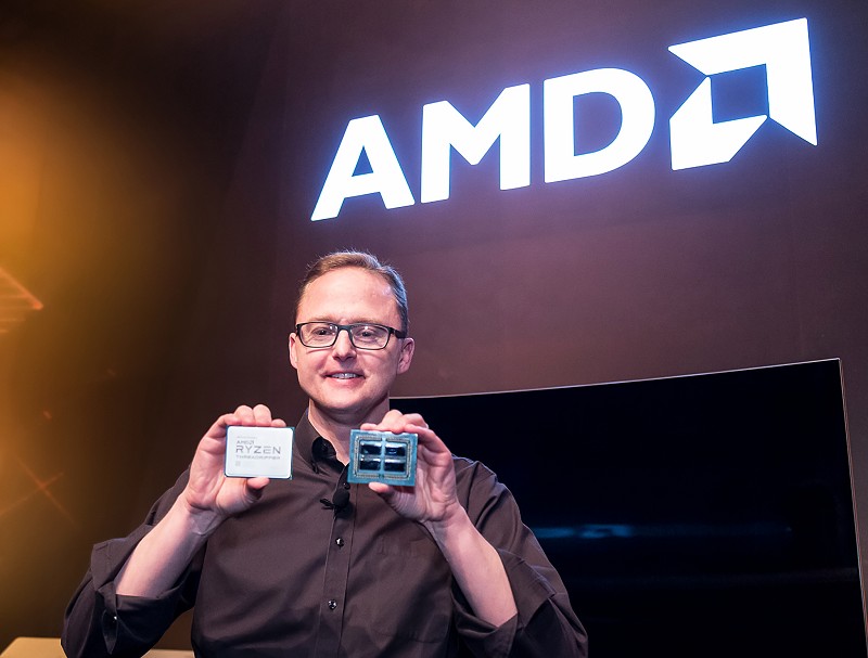 AMD全球資深副總裁暨運算與繪圖事業群總經理Jim Anderson展示12奈米製程的第2代Ryzen Threadripper處理器。