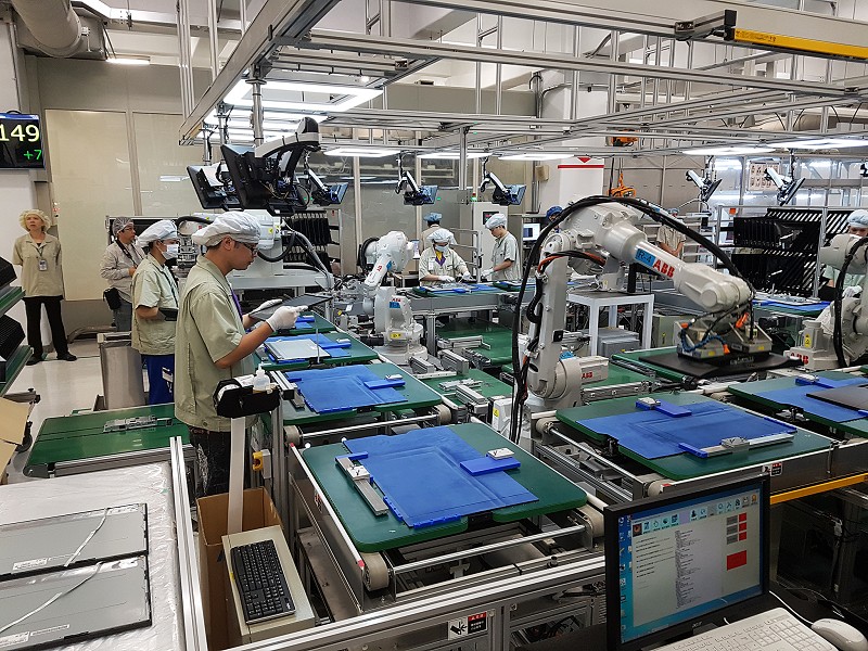 在智能化廠房中，作業員透過儀表板得知產線情況。（攝影／葉奕緯）
