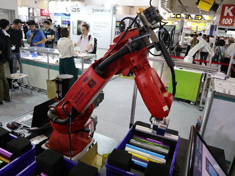 皕像科技今年以IDS的3D視覺與機器手臂的整合為展出重點。（攝影／王明德）