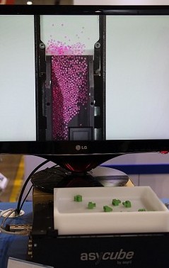 司麥德代理瑞士Asycube可程式振動盤可三秒快速更換料盤（攝影／王景新）