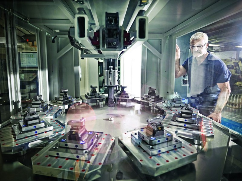 機械人與工具機等生產設備組成連續生產線，可減少人力需求。（Source: Schneider Electric ）