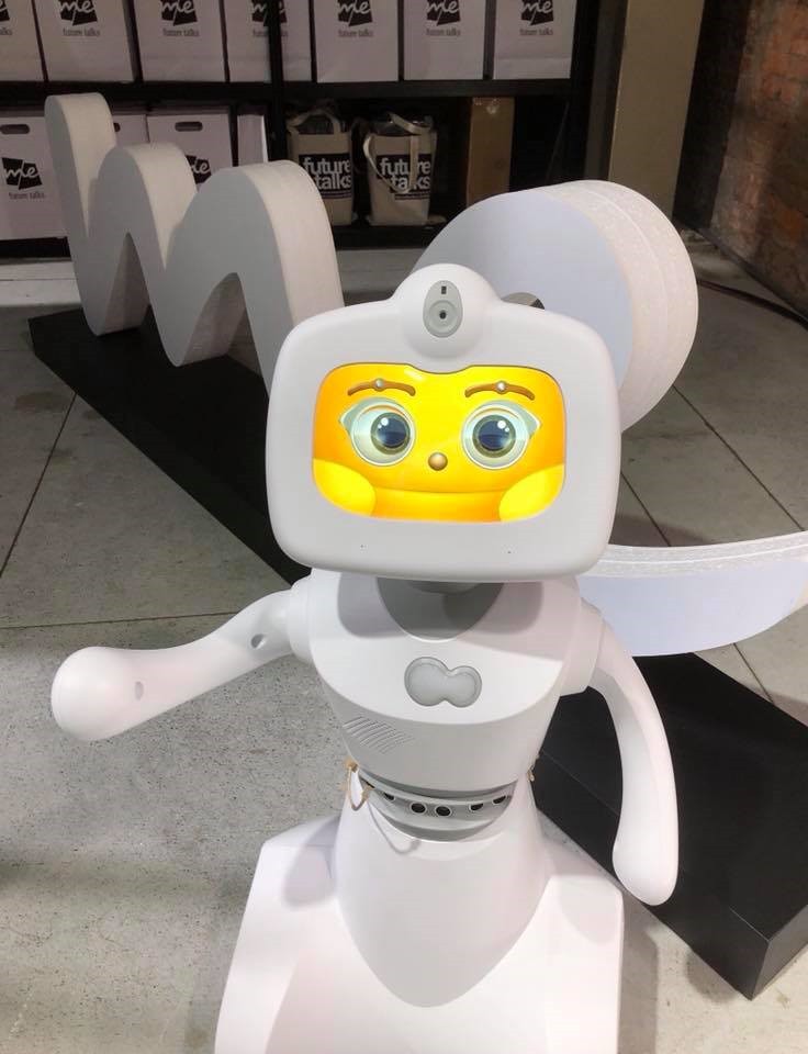 在電力用盡時，Robelf也會自行回到充電站，全時執行家庭監視功能。