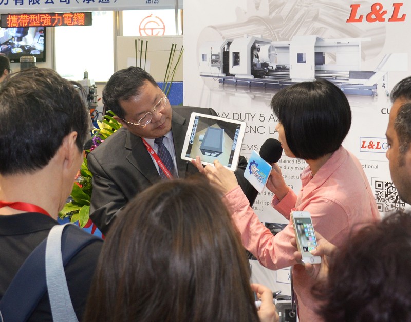 永詮機械在智慧行銷導入VR/AR功能，以提供市場行銷、協同設計、數位組裝與預診維護等服務。（攝影╱陳念舜）