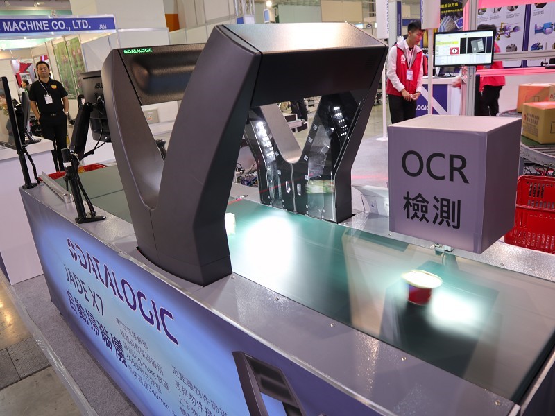 椰城JADE X7 360度智慧成像自助型框體掃描平台，內建機器視覺影像辨識功能，可以外型直接辨識物件。(攝影／王明德)