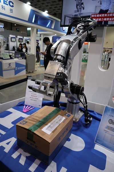 東培這次展出搭配該公司減速機的「ELife」品牌機器手臂。(攝影／王明德)