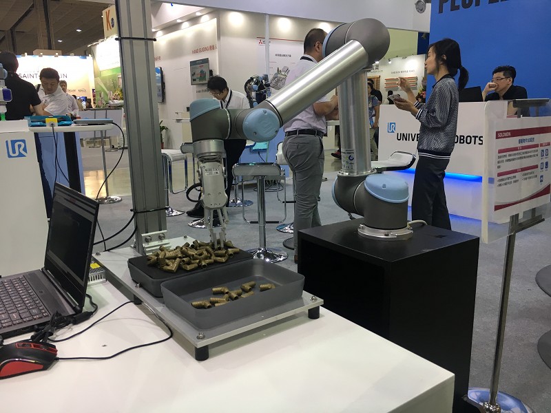 機器視手臂結合視覺隨機夾取物品。（攝影／施莉芸）
