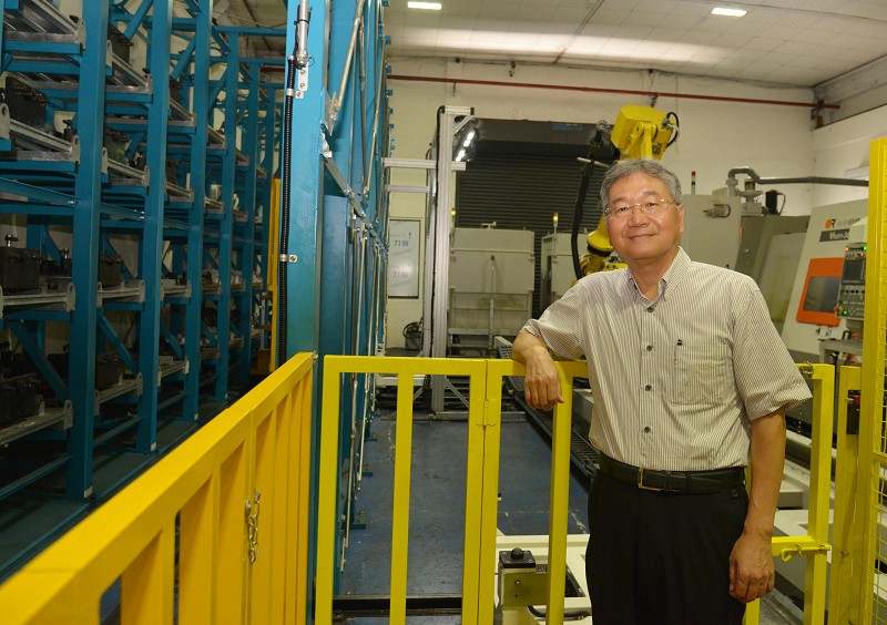 台中精機集團董事長黃明和表示，預計在今年落成的最新全球營運總部暨智慧化工廠，從示範產線朝整廠智慧化升級。（攝影／陳念舜）