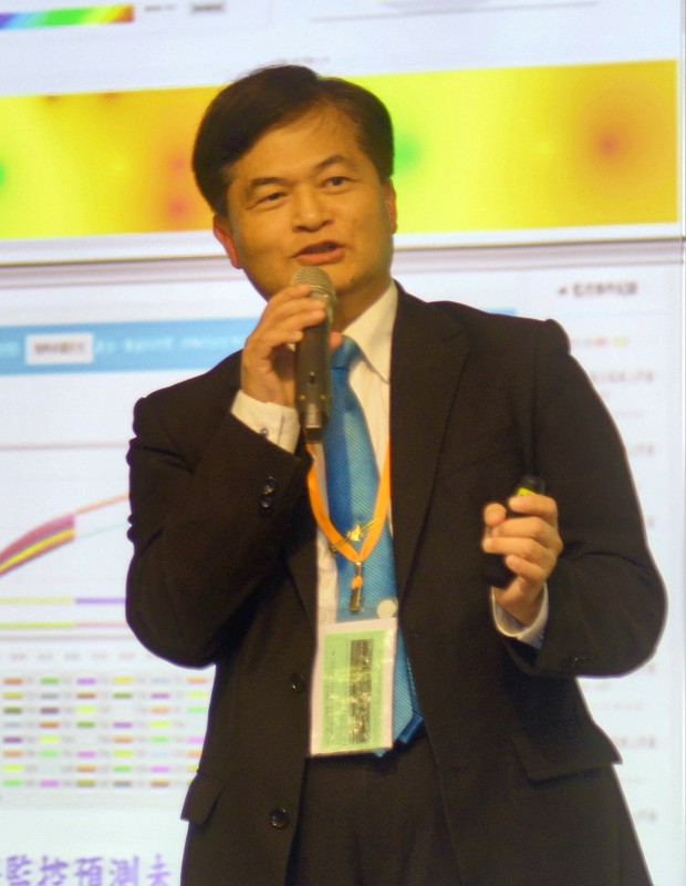 漢翔公司研發長吳天勝展示該公司自2015年起結合內部生產、資訊部門推動智慧製造成果，2018年正式進入AI大數據分析領域。(攝影／陳念舜)