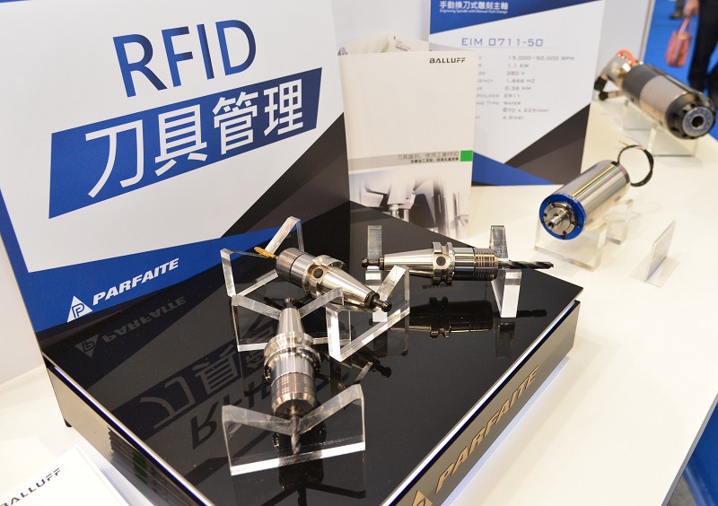 普慧近期積極導入工業4.0概念，為客戶提供創新加值的完整解決方案，包含可提供客戶於刀把上選配安裝低頻RFID晶片，提供使用者記錄加工過的工件和時間、次數等數據。(攝影／陳念舜)