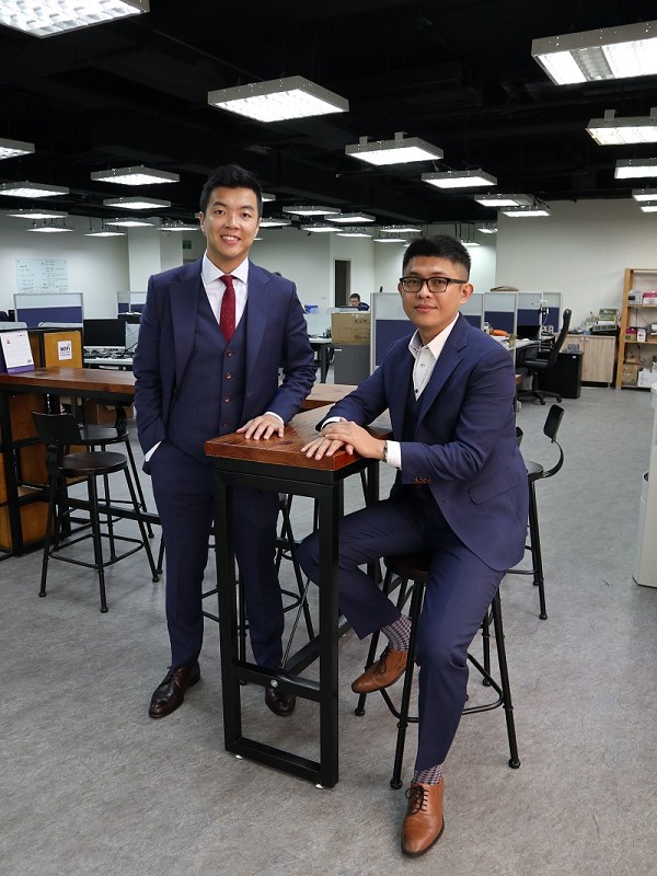 偲捷科技總經理陳青煒(左)與先進技術經理廖伯霖均表示，產線檢測則是辨識率須達 99% 以上、影像資料少，但辨識物背景單純，因此AI 需要特別設計。(攝影／王明德)
